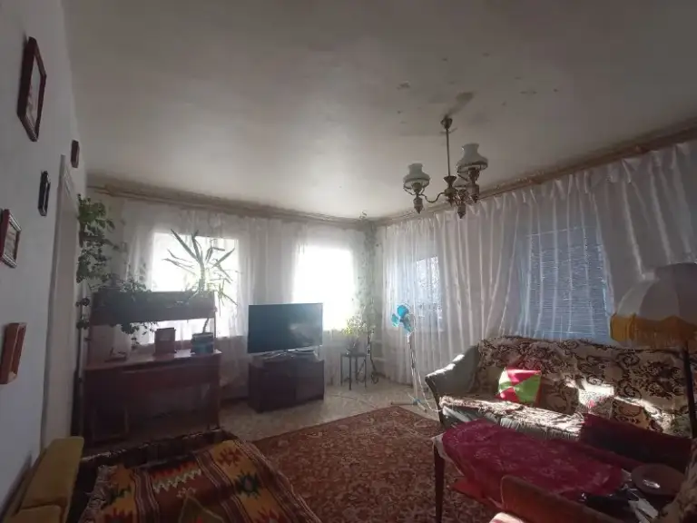 Продам дом в артемовском р-не, ул. 2-я известковая 106 кв. М. - 6 комнат.

Дом в жилом состоянии, в шаговой доступности от кв. Ленинского комсомола.

Редкое сочетание собственного дома с земельным участком и шаговой доступности развитой инфраструктуры кварталов. Расположен воз артемовского исполкома.

Дом из 6-ти комнат, в жилом состоянии и мебелью. Все коммуникации в доме. Окна пвх. Котел газовый, бойлер. Мебель и техника остается по договоренности. Дом просторный для большой семьи. Двор асфальтирован, во дворе гараж и хоз. Постройки. В доме есть возможность зонирования для проживания нескольких семей.

Так же на участки хоз постройки, фруктовые деревья и место под посадку.

Долгов по коммунальным платежам и прописанных в доме нет.

Земля не приватизирована.

Один собственник.

Документы рф и готовы к сделке.

Цена 5 500 000 руб.

Тел. + 7 959 115 28 65 - фотография - 3