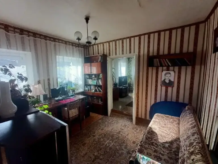 Продам дом в артемовском р-не, ул. 2-я известковая 106 кв. М. - 6 комнат.

Дом в жилом состоянии, в шаговой доступности от кв. Ленинского комсомола.

Редкое сочетание собственного дома с земельным участком и шаговой доступности развитой инфраструктуры кварталов. Расположен воз артемовского исполкома.

Дом из 6-ти комнат, в жилом состоянии и мебелью. Все коммуникации в доме. Окна пвх. Котел газовый, бойлер. Мебель и техника остается по договоренности. Дом просторный для большой семьи. Двор асфальтирован, во дворе гараж и хоз. Постройки. В доме есть возможность зонирования для проживания нескольких семей.

Так же на участки хоз постройки, фруктовые деревья и место под посадку.

Долгов по коммунальным платежам и прописанных в доме нет.

Земля не приватизирована.

Один собственник.

Документы рф и готовы к сделке.

Цена 5 500 000 руб.

Тел. + 7 959 115 28 65 - фотография - 4