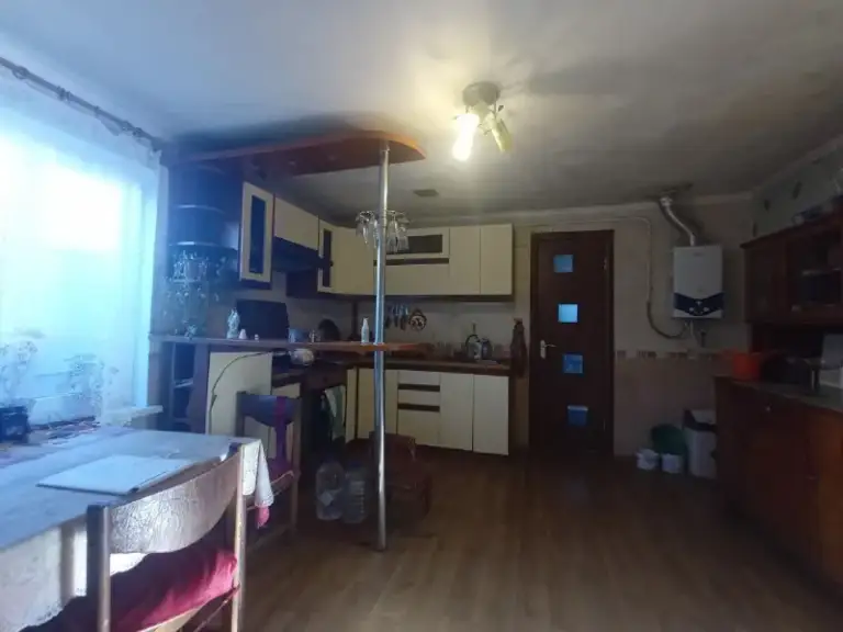 Продам дом в артемовском р-не, ул. 2-я известковая 106 кв. М. - 6 комнат.

Дом в жилом состоянии, в шаговой доступности от кв. Ленинского комсомола.

Редкое сочетание собственного дома с земельным участком и шаговой доступности развитой инфраструктуры кварталов. Расположен воз артемовского исполкома.

Дом из 6-ти комнат, в жилом состоянии и мебелью. Все коммуникации в доме. Окна пвх. Котел газовый, бойлер. Мебель и техника остается по договоренности. Дом просторный для большой семьи. Двор асфальтирован, во дворе гараж и хоз. Постройки. В доме есть возможность зонирования для проживания нескольких семей.

Так же на участки хоз постройки, фруктовые деревья и место под посадку.

Долгов по коммунальным платежам и прописанных в доме нет.

Земля не приватизирована.

Один собственник.

Документы рф и готовы к сделке.

Цена 5 500 000 руб.

Тел. + 7 959 115 28 65 - фотография - 5