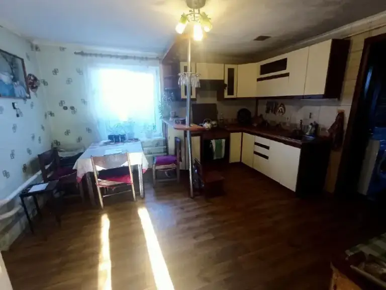Продам дом в артемовском р-не, ул. 2-я известковая 106 кв. М. - 6 комнат.

Дом в жилом состоянии, в шаговой доступности от кв. Ленинского комсомола.

Редкое сочетание собственного дома с земельным участком и шаговой доступности развитой инфраструктуры кварталов. Расположен воз артемовского исполкома.

Дом из 6-ти комнат, в жилом состоянии и мебелью. Все коммуникации в доме. Окна пвх. Котел газовый, бойлер. Мебель и техника остается по договоренности. Дом просторный для большой семьи. Двор асфальтирован, во дворе гараж и хоз. Постройки. В доме есть возможность зонирования для проживания нескольких семей.

Так же на участки хоз постройки, фруктовые деревья и место под посадку.

Долгов по коммунальным платежам и прописанных в доме нет.

Земля не приватизирована.

Один собственник.

Документы рф и готовы к сделке.

Цена 5 500 000 руб.

Тел. + 7 959 115 28 65 - фотография - 6