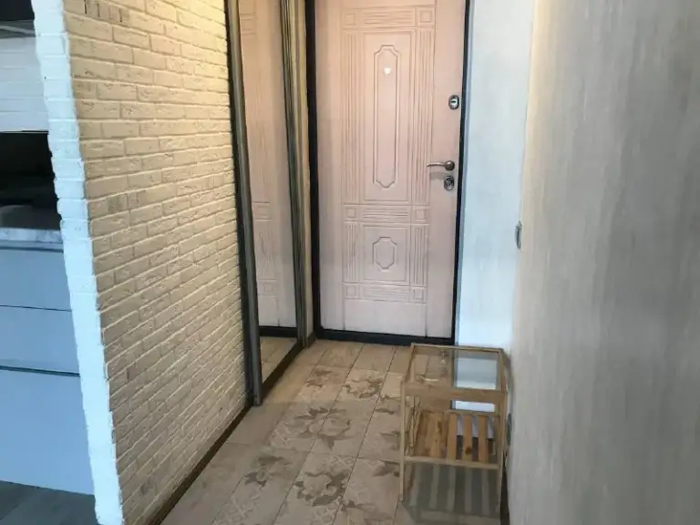 Двухэтажная квартира🏙
Мцк автозаводская1️⃣

Сдаю двухэтажные апартаменты, собственник. Без агентов, комиссии, договор заключаем.

Метро автозаводская 10-15 минут пешком, остановка электробуса до метро прямо около дома
Метро зил, 10-15 минут пешком

Площадь 41 м².

Из техники:
— Большой холодильник
— Плита
— Духовка
— Микроволновка
— Кондиционер
— Пылесос
— Стиральная машина со встроенной сушилкой
— Бойлер (всегда есть горячая)
— Кровать с подъемным механизмом + пространство для хранения вещей

Wi-fi подключён. Также есть небольшая гардеробная.

Недалеко парк зил, через дорогу в тц "ривьера" и отличный спортзал

Если есть желание что-то добавить/переделать в квартире, обговаривается)

Возможный минус: дом около третьего транспортного, чувствительным людям может мешать

С животными по договорённости

💳Цена: 75.000₽ в месяц + счётчики. Залог 75.000₽.

💌Telegram: @amanodzjaka - фотография - 4