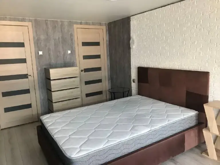 Двухэтажная квартира🏙
Мцк автозаводская1️⃣

Сдаю двухэтажные апартаменты, собственник. Без агентов, комиссии, договор заключаем.

Метро автозаводская 10-15 минут пешком, остановка электробуса до метро прямо около дома
Метро зил, 10-15 минут пешком

Площадь 41 м².

Из техники:
— Большой холодильник
— Плита
— Духовка
— Микроволновка
— Кондиционер
— Пылесос
— Стиральная машина со встроенной сушилкой
— Бойлер (всегда есть горячая)
— Кровать с подъемным механизмом + пространство для хранения вещей

Wi-fi подключён. Также есть небольшая гардеробная.

Недалеко парк зил, через дорогу в тц "ривьера" и отличный спортзал

Если есть желание что-то добавить/переделать в квартире, обговаривается)

Возможный минус: дом около третьего транспортного, чувствительным людям может мешать

С животными по договорённости

💳Цена: 75.000₽ в месяц + счётчики. Залог 75.000₽.

💌Telegram: @amanodzjaka - фотография - 5