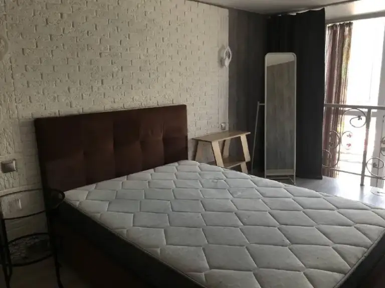Двухэтажная квартира🏙
Мцк автозаводская1️⃣

Сдаю двухэтажные апартаменты, собственник. Без агентов, комиссии, договор заключаем.

Метро автозаводская 10-15 минут пешком, остановка электробуса до метро прямо около дома
Метро зил, 10-15 минут пешком

Площадь 41 м².

Из техники:
— Большой холодильник
— Плита
— Духовка
— Микроволновка
— Кондиционер
— Пылесос
— Стиральная машина со встроенной сушилкой
— Бойлер (всегда есть горячая)
— Кровать с подъемным механизмом + пространство для хранения вещей

Wi-fi подключён. Также есть небольшая гардеробная.

Недалеко парк зил, через дорогу в тц "ривьера" и отличный спортзал

Если есть желание что-то добавить/переделать в квартире, обговаривается)

Возможный минус: дом около третьего транспортного, чувствительным людям может мешать

С животными по договорённости

💳Цена: 75.000₽ в месяц + счётчики. Залог 75.000₽.

💌Telegram: @amanodzjaka - фотография - 6