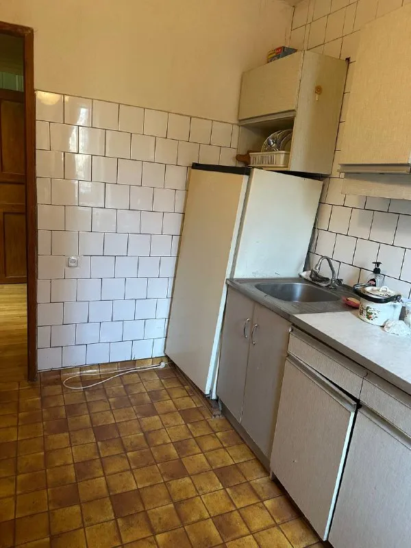 Продам 4 комн кв, 90 м, левченко 8 а ( милицейский дом) 2/9 дома, дом кирпичный, два балкона в 50 м школа, рядом супермаркет, стоянка. 6 млн 500 тыс рублей. + 7959 516 95 35 - фотография - 1