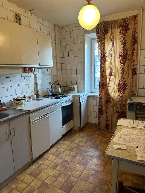 Продам 4 комн кв, 90 м, левченко 8 а ( милицейский дом) 2/9 дома, дом кирпичный, два балкона в 50 м школа, рядом супермаркет, стоянка. 6 млн 500 тыс рублей. + 7959 516 95 35 - фотография - 2