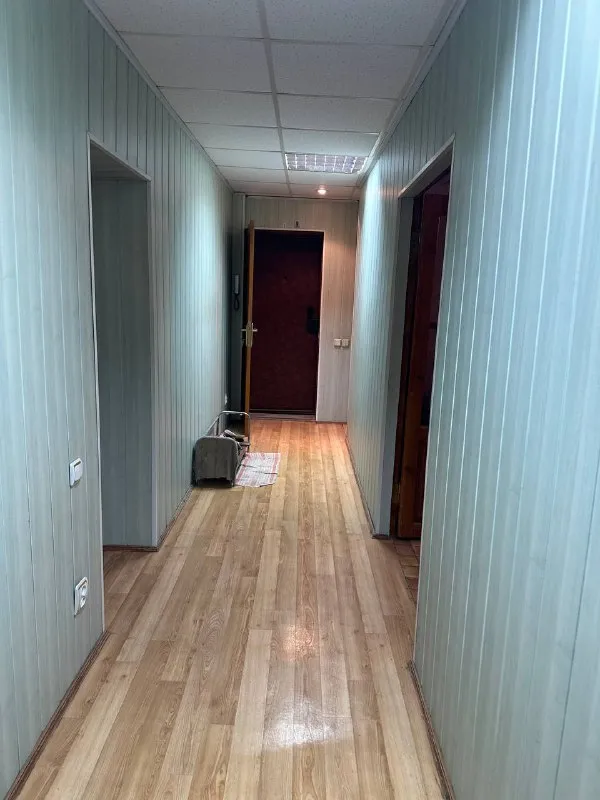 Продам 4 комн кв, 90 м, левченко 8 а ( милицейский дом) 2/9 дома, дом кирпичный, два балкона в 50 м школа, рядом супермаркет, стоянка. 6 млн 500 тыс рублей. + 7959 516 95 35 - фотография - 5