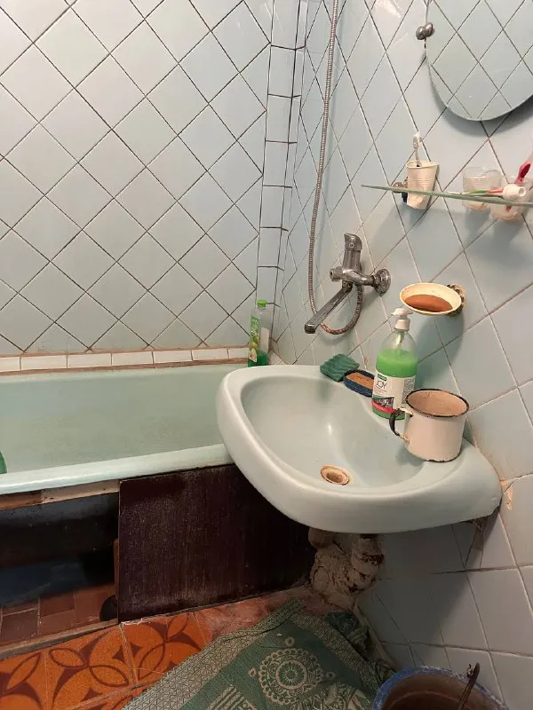 Продам 4 комн кв, 90 м, левченко 8 а ( милицейский дом) 2/9 дома, дом кирпичный, два балкона в 50 м школа, рядом супермаркет, стоянка. 6 млн 500 тыс рублей. + 7959 516 95 35 - фотография - 7