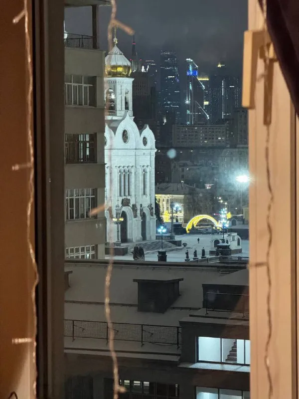 Комната

Сдается огромная комната, 25 м², в самом центре москвы

5 Мин пешком до кремля, 1 мин до гэс-2. Панорамный вид на арбат, храм христа спасителя и москва-сити
Цао, исторический центр.

В квартире 4 комнаты (одна — общая гардеробная), всего будут жить 3 человека.

Комната с балконом. В ней есть проектор (кинотеатр) и ps5 (остаются на время проживания). В квартире вся необходимая техника, включая гриль.

Сдаю в связи с отъездом, рассмотрю и короткий срок (несколько месяцев).

Сдается с 1 февраля.

Цена: 60 000 ₽/мес. + коммунальные платежи.
Залог: 20 000 ₽.

Контакты @firbalsam

➡️Предоплату/бронь/заморозку денег/автооплату до просмотра квартиры не вносить! Если по этому объявлению спрашивают какую либо оплату сообщите по контактам в описании канала. - фотография - 2