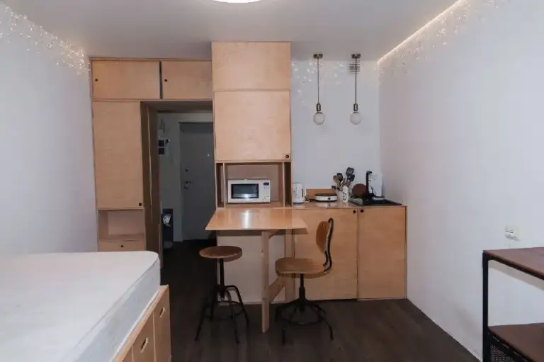 Сдам на длительный срок уютную студию в мурино от собственника. 20,5 м². Петровский бульвар 12 к2. Расположена на 14 этаже.

В квартире отличная планировка, которая экономит пространство. Во дворе бесплатная парковка, магазины в шаговой доступности.
Остановка общественного транспорта в 2-х минутах. До метро ⭕️девяткино - 15 минут.

В квартире для вашего удобства есть :
🔸Холодильник
🔸Свч
🔸Полный комплект посуды
🔸Обеденная зона
🔸Стиральная машина с сушкой
🔸Просторная лоджия
🔸Встроенные шкафы
🔸Чайник
🔸Индукционная плита
🔸Сушилка для белья

Аренда : 25.000 + ку (примерно 3 тыс. - летом, зимой -  4,5 тыс. ) + интернет.
Залог 100%, можно поделить на 2 месяца.
Можно с животными.

Контакты :
+79312723700 - Евгений.

Контакты:.

Уютное гнездышко – поиск жилья, жильцов и соседей без посредников - фотография - 1