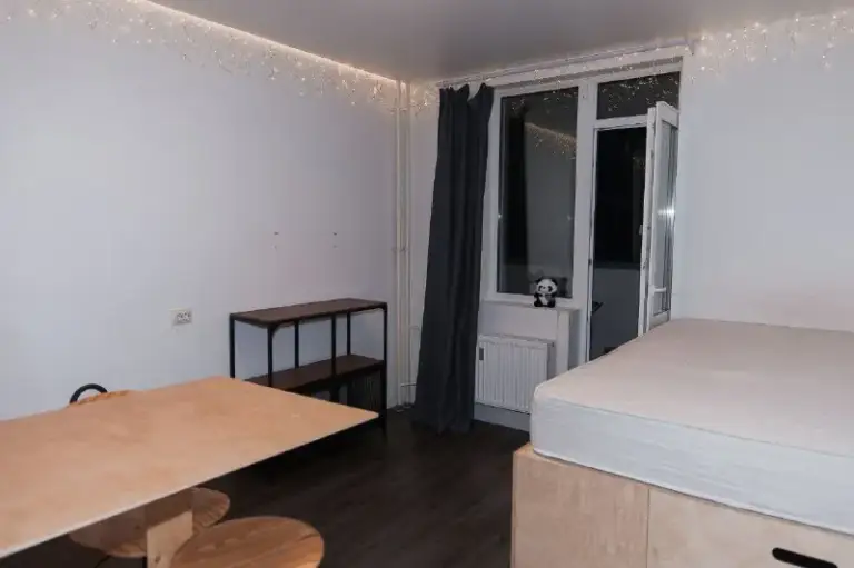 Сдам на длительный срок уютную студию в мурино от собственника. 20,5 м². Петровский бульвар 12 к2. Расположена на 14 этаже.

В квартире отличная планировка, которая экономит пространство. Во дворе бесплатная парковка, магазины в шаговой доступности.
Остановка общественного транспорта в 2-х минутах. До метро ⭕️девяткино - 15 минут.

В квартире для вашего удобства есть :
🔸Холодильник
🔸Свч
🔸Полный комплект посуды
🔸Обеденная зона
🔸Стиральная машина с сушкой
🔸Просторная лоджия
🔸Встроенные шкафы
🔸Чайник
🔸Индукционная плита
🔸Сушилка для белья

Аренда : 25.000 + ку (примерно 3 тыс. - летом, зимой -  4,5 тыс. ) + интернет.
Залог 100%, можно поделить на 2 месяца.
Можно с животными.

Контакты :
+79312723700 - Евгений.

Контакты:.

Уютное гнездышко – поиск жилья, жильцов и соседей без посредников - фотография - 2