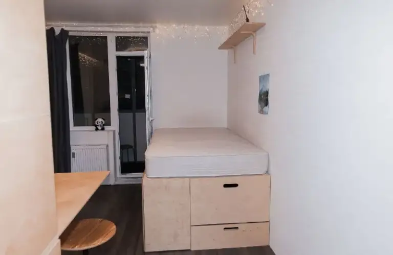 Сдам на длительный срок уютную студию в мурино от собственника. 20,5 м². Петровский бульвар 12 к2. Расположена на 14 этаже.

В квартире отличная планировка, которая экономит пространство. Во дворе бесплатная парковка, магазины в шаговой доступности.
Остановка общественного транспорта в 2-х минутах. До метро ⭕️девяткино - 15 минут.

В квартире для вашего удобства есть :
🔸Холодильник
🔸Свч
🔸Полный комплект посуды
🔸Обеденная зона
🔸Стиральная машина с сушкой
🔸Просторная лоджия
🔸Встроенные шкафы
🔸Чайник
🔸Индукционная плита
🔸Сушилка для белья

Аренда : 25.000 + ку (примерно 3 тыс. - летом, зимой -  4,5 тыс. ) + интернет.
Залог 100%, можно поделить на 2 месяца.
Можно с животными.

Контакты :
+79312723700 - Евгений.

Контакты:.

Уютное гнездышко – поиск жилья, жильцов и соседей без посредников - фотография - 3