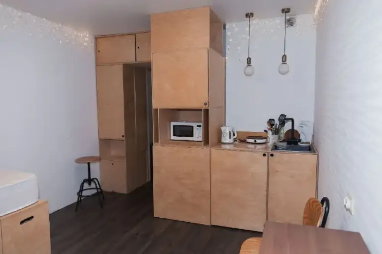 Сдам на длительный срок уютную студию в мурино от собственника. 20,5 м². Петровский бульвар 12 к2. Расположена на 14 этаже.

В квартире отличная планировка, которая экономит пространство. Во дворе бесплатная парковка, магазины в шаговой доступности.
Остановка общественного транспорта в 2-х минутах. До метро ⭕️девяткино - 15 минут.

В квартире для вашего удобства есть :
🔸Холодильник
🔸Свч
🔸Полный комплект посуды
🔸Обеденная зона
🔸Стиральная машина с сушкой
🔸Просторная лоджия
🔸Встроенные шкафы
🔸Чайник
🔸Индукционная плита
🔸Сушилка для белья

Аренда : 25.000 + ку (примерно 3 тыс. - летом, зимой -  4,5 тыс. ) + интернет.
Залог 100%, можно поделить на 2 месяца.
Можно с животными.

Контакты :
+79312723700 - Евгений.

Контакты:.

Уютное гнездышко – поиск жилья, жильцов и соседей без посредников - фотография - 4