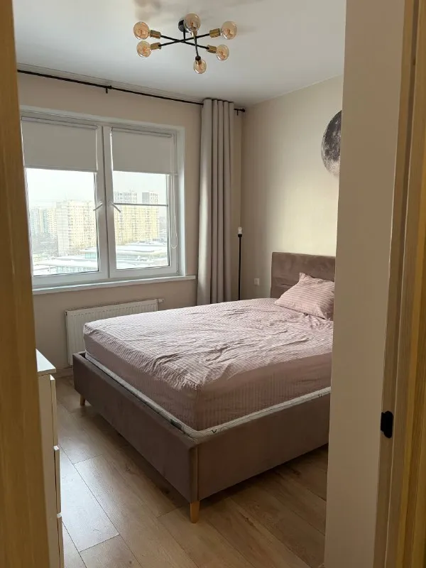 Комната, 36.7 м²
М солнцево

• 7 Мин пешком
• 2-Комнатная квартира
• 12 Этаж из 18
• Ул юлиана семёнова 8 к1, на карте

35 000 ₽/Мес, без комиссии
Большой гайд по аренде

Интернет • мебель • посудомойка • кондиционер • холодильник • стиральная машина • телевизор • лифт • с животными • с детьми • мусоропровод • консьерж

Район солнцево
Чистота 3.82 транспорт 4.51
Парки и скверы 4.20

Агент. Собственник. Заселение с 5 февраля на долгий срок. Комната с тёплой закрытой лоджией, окна в сторону тц «небо». Есть посудомойка, духовка, свч, холодильник, стиралка, тв, сушилка, утюг, гардеробная и большой шкаф. Жкх 23 тыс. Сосед парень 20 лет, работающий, не курит и не пьёт. В доме фитнес, аптеки, магазины.

Адам, написать
Уровень доверия средний 🆗
Выложить квартиру бесплатно - фотография - 1