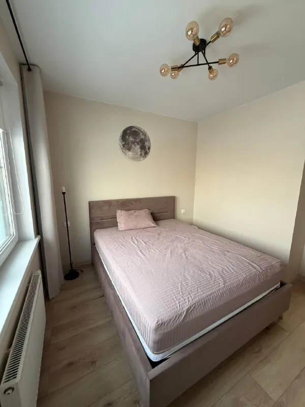 Комната, 36.7 м²
М солнцево

• 7 Мин пешком
• 2-Комнатная квартира
• 12 Этаж из 18
• Ул юлиана семёнова 8 к1, на карте

35 000 ₽/Мес, без комиссии
Большой гайд по аренде

Интернет • мебель • посудомойка • кондиционер • холодильник • стиральная машина • телевизор • лифт • с животными • с детьми • мусоропровод • консьерж

Район солнцево
Чистота 3.82 транспорт 4.51
Парки и скверы 4.20

Агент. Собственник. Заселение с 5 февраля на долгий срок. Комната с тёплой закрытой лоджией, окна в сторону тц «небо». Есть посудомойка, духовка, свч, холодильник, стиралка, тв, сушилка, утюг, гардеробная и большой шкаф. Жкх 23 тыс. Сосед парень 20 лет, работающий, не курит и не пьёт. В доме фитнес, аптеки, магазины.

Адам, написать
Уровень доверия средний 🆗
Выложить квартиру бесплатно - фотография - 2