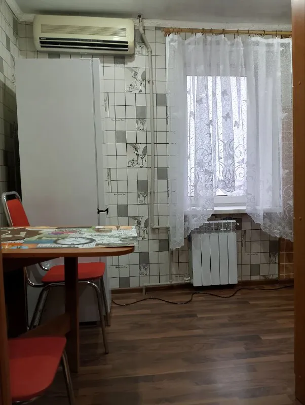 Сдам на длительный срок однокомнатную квартиру. Квартал героев сталинграда.12 этаж. Очень тёплая. Есть мебель, диван, холодильник, стиральная машинка, душевая кабина. От хозяина. 25 000 руб + коммунальные услуги. Агентство просьба не беспокоить. +7(959)165-16-65 виктория. - фотография - 7