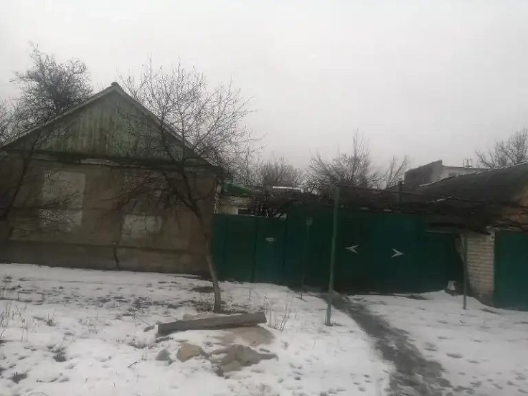 Продается флигель, общ. Пл 72,8 (м²), земли 9 соток, р-н фабрики глория джинс (восток). Дом и земля приват. , требуется капит. Ремонт, хоз постройки, гараж, фруктровый сад и виноградник, на веранде и кухне плитка теплый пол, новый газовый котел. Газ, электричество, вода, интернет все есть, окна металлопластик, санузел совмещен, большой в доме. Так же имеется в доме подвал. В пяти минутах дет. Сад, остановка, магазины. Документы готовы, цена - 7 млн.
Тел: +7 959 144 8629
+7 959 164 6804 - фотография - 2