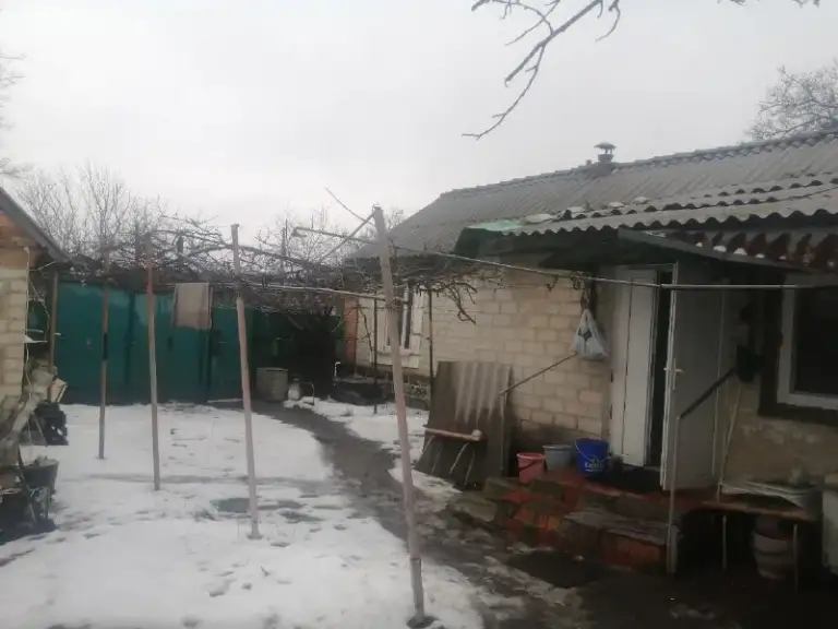 Продается флигель, общ. Пл 72,8 (м²), земли 9 соток, р-н фабрики глория джинс (восток). Дом и земля приват. , требуется капит. Ремонт, хоз постройки, гараж, фруктровый сад и виноградник, на веранде и кухне плитка теплый пол, новый газовый котел. Газ, электричество, вода, интернет все есть, окна металлопластик, санузел совмещен, большой в доме. Так же имеется в доме подвал. В пяти минутах дет. Сад, остановка, магазины. Документы готовы, цена - 7 млн.
Тел: +7 959 144 8629
+7 959 164 6804 - фотография - 4