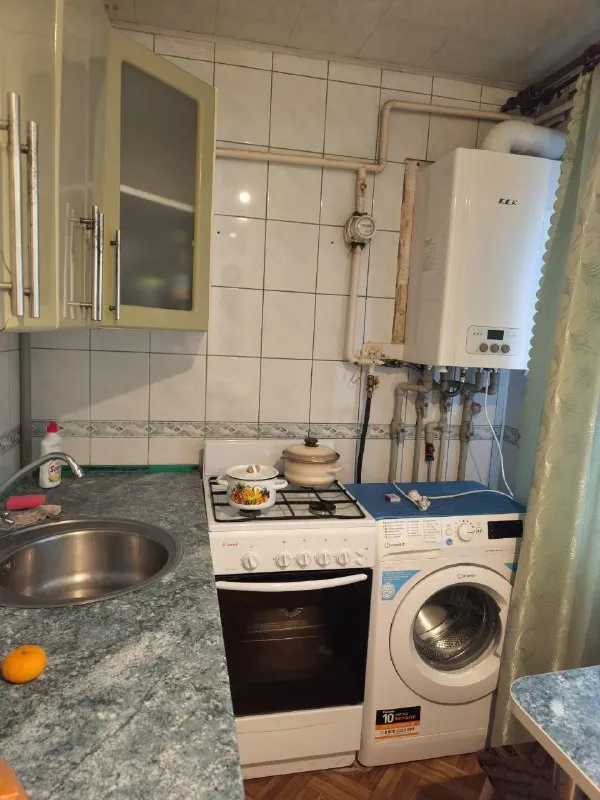 Продам 2-х комнатную квартиру, квартал ватутина, 2/5 эт. Дома, кирпич, автономное отопление, м/ пл. ,окна, квартира теплая, сухая, всё остаётся.
Цена 4 млн 250.
Т. +79595010928) телеграмм - фотография - 1