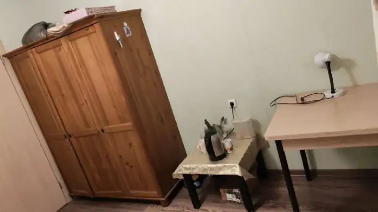 Сдаются две комнаты в трехкомнатной квартире, в одной комнате проживает парень. Площадь одной комнаты 14 квадратных метров, вторая комната 20 квадратных метров. Кухня 10 квадратных метров. Большая прихожая, санузел раздельный. Высота потолков 2,7 метров, балкон, закрытая территория. Аренда 33000 ₽, плюс коммунальные платежи, залог 33000 ₽. Можно комнаты по отдельности снять. Квартира находиться по адресу : санкт петербург, улица яхтенная дом. 32 корп.3, на 5 этаже, дом 25 этажный, год постройки 2015 год. По всем вопросам обращаться по телефону 89636859630 идрис. - фотография - 10