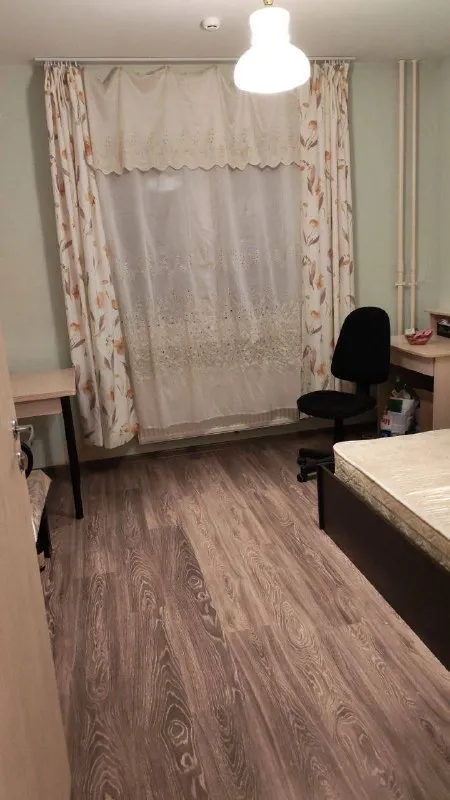Сдаются две комнаты в трехкомнатной квартире, в одной комнате проживает парень. Площадь одной комнаты 14 квадратных метров, вторая комната 20 квадратных метров. Кухня 10 квадратных метров. Большая прихожая, санузел раздельный. Высота потолков 2,7 метров, балкон, закрытая территория. Аренда 33000 ₽, плюс коммунальные платежи, залог 33000 ₽. Можно комнаты по отдельности снять. Квартира находиться по адресу : санкт петербург, улица яхтенная дом. 32 корп.3, на 5 этаже, дом 25 этажный, год постройки 2015 год. По всем вопросам обращаться по телефону 89636859630 идрис. - фотография - 9