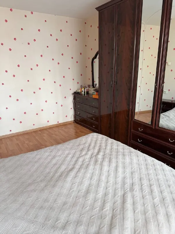 2-Комн квартира, 62 м²
М профсоюзная

• 15 Мин пешком
• 14 Этаж из 17
• Ул новочерёмушкинская 49, на карте

85 000 ₽/Мес, без комиссии
Большой гайд по аренде

Стиральная машина • мебель • холодильник • посудомойка • кондиционер • мусоропровод • консьерж • лифт • интернет • с животными • с детьми • телевизор

Район черёмушки
Чистота 4.54 транспорт 4.30
Парки и скверы 4.55

Собственник. Квартира свободна, оперативное заселение. 2 лоджии, распашонка, посудомоечная машина, кондиционер, холодильник, микроволновка, стиральная машинка. Залог 85.000. Все магазины, банки, почта в шаговой доступности. Дополнительно оплата счетчиков: свет и вода + оплата услуг консьержа (750руб за 3 месяца) © предоплату до просмотра просят только мошенники!

Имя ф, написать
Уровень доверия низкий ⚠️
Выложить квартиру бесплатно - фотография - 2