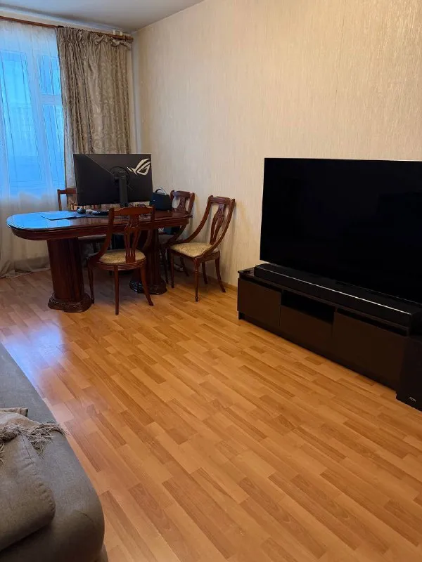2-Комн квартира, 62 м²
М профсоюзная

• 15 Мин пешком
• 14 Этаж из 17
• Ул новочерёмушкинская 49, на карте

85 000 ₽/Мес, без комиссии
Большой гайд по аренде

Стиральная машина • мебель • холодильник • посудомойка • кондиционер • мусоропровод • консьерж • лифт • интернет • с животными • с детьми • телевизор

Район черёмушки
Чистота 4.54 транспорт 4.30
Парки и скверы 4.55

Собственник. Квартира свободна, оперативное заселение. 2 лоджии, распашонка, посудомоечная машина, кондиционер, холодильник, микроволновка, стиральная машинка. Залог 85.000. Все магазины, банки, почта в шаговой доступности. Дополнительно оплата счетчиков: свет и вода + оплата услуг консьержа (750руб за 3 месяца) © предоплату до просмотра просят только мошенники!

Имя ф, написать
Уровень доверия низкий ⚠️
Выложить квартиру бесплатно - фотография - 3