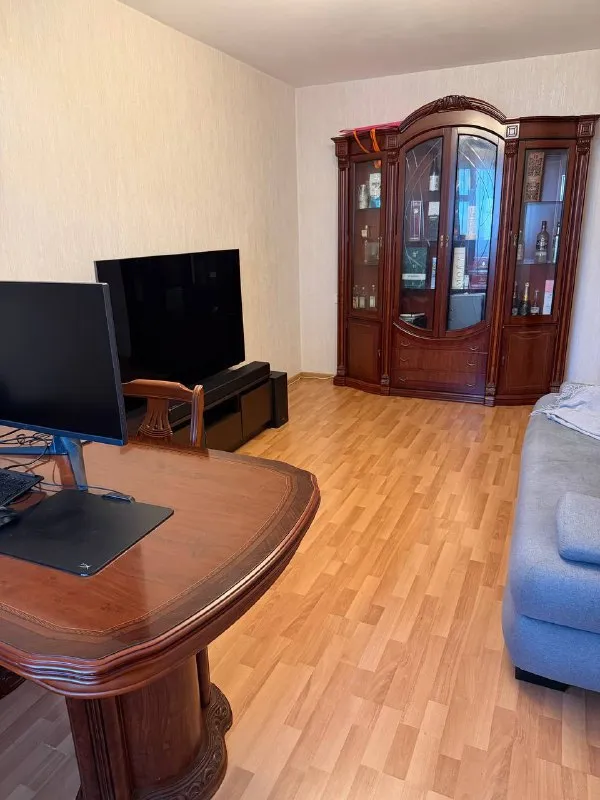 2-Комн квартира, 62 м²
М профсоюзная

• 15 Мин пешком
• 14 Этаж из 17
• Ул новочерёмушкинская 49, на карте

85 000 ₽/Мес, без комиссии
Большой гайд по аренде

Стиральная машина • мебель • холодильник • посудомойка • кондиционер • мусоропровод • консьерж • лифт • интернет • с животными • с детьми • телевизор

Район черёмушки
Чистота 4.54 транспорт 4.30
Парки и скверы 4.55

Собственник. Квартира свободна, оперативное заселение. 2 лоджии, распашонка, посудомоечная машина, кондиционер, холодильник, микроволновка, стиральная машинка. Залог 85.000. Все магазины, банки, почта в шаговой доступности. Дополнительно оплата счетчиков: свет и вода + оплата услуг консьержа (750руб за 3 месяца) © предоплату до просмотра просят только мошенники!

Имя ф, написать
Уровень доверия низкий ⚠️
Выложить квартиру бесплатно - фотография - 4