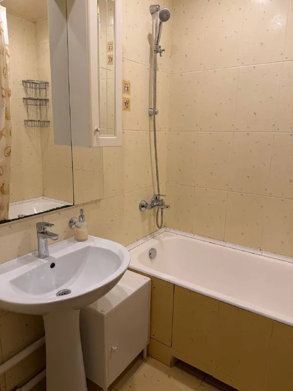 2-Комн квартира, 62 м²
М профсоюзная

• 15 Мин пешком
• 14 Этаж из 17
• Ул новочерёмушкинская 49, на карте

85 000 ₽/Мес, без комиссии
Большой гайд по аренде

Стиральная машина • мебель • холодильник • посудомойка • кондиционер • мусоропровод • консьерж • лифт • интернет • с животными • с детьми • телевизор

Район черёмушки
Чистота 4.54 транспорт 4.30
Парки и скверы 4.55

Собственник. Квартира свободна, оперативное заселение. 2 лоджии, распашонка, посудомоечная машина, кондиционер, холодильник, микроволновка, стиральная машинка. Залог 85.000. Все магазины, банки, почта в шаговой доступности. Дополнительно оплата счетчиков: свет и вода + оплата услуг консьержа (750руб за 3 месяца) © предоплату до просмотра просят только мошенники!

Имя ф, написать
Уровень доверия низкий ⚠️
Выложить квартиру бесплатно - фотография - 5