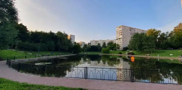 М. Селигерская
Студия

Квартира-студия, 25 м², новостройка
М. Селигерская, г. Москва, ул. Дегунинская, д.9к1, 10мин пешком от метро или до мцд моссельмаш. Рядом выезд на хорду свх
Новый дом, свежий ремонт, квартира светлая, уютная, полностью меблирована и готова к проживанию: большой 4х-секционный шкаф-купе, холодильник, кондиционер, микроволновка, индукционная плита, посудомойка, стиральная машина,   телевизор, интернет, двуспальный диван-кровать, раздвижной стол и мягкие стулья.

В жк своя инфратруктура:
- Закрытая территория с детскими и спортивными площадками, и беседками для отдыха.
- Магазины пятерочка, магнит, ozon, аптека.
- В подъезде есть зона ожидания с диваном и гостевой санузел.

Сдается на длительный срок. 1-2 человека гражданство рф, возможно с ребёнком, без животных.

Цена 67.000руб/мес включены счётчики и интернет, залог 67.000руб

Контакты 89687866418 собственник
T. Me/+79687866418

➡️Предоплату/бронь/заморозку денег/автооплату до просмотра квартиры не вносить! Если по этому объявлению спрашивают какую либо оплату сообщите по контактам в описании канала. - фотография - 2