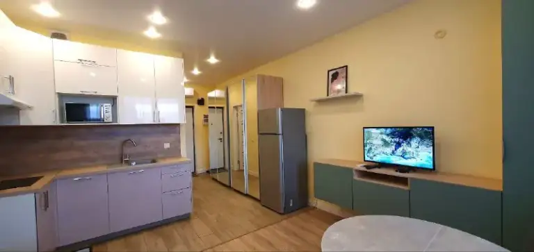 М. Селигерская
Студия

Квартира-студия, 25 м², новостройка
М. Селигерская, г. Москва, ул. Дегунинская, д.9к1, 10мин пешком от метро или до мцд моссельмаш. Рядом выезд на хорду свх
Новый дом, свежий ремонт, квартира светлая, уютная, полностью меблирована и готова к проживанию: большой 4х-секционный шкаф-купе, холодильник, кондиционер, микроволновка, индукционная плита, посудомойка, стиральная машина,   телевизор, интернет, двуспальный диван-кровать, раздвижной стол и мягкие стулья.

В жк своя инфратруктура:
- Закрытая территория с детскими и спортивными площадками, и беседками для отдыха.
- Магазины пятерочка, магнит, ozon, аптека.
- В подъезде есть зона ожидания с диваном и гостевой санузел.

Сдается на длительный срок. 1-2 человека гражданство рф, возможно с ребёнком, без животных.

Цена 67.000руб/мес включены счётчики и интернет, залог 67.000руб

Контакты 89687866418 собственник
T. Me/+79687866418

➡️Предоплату/бронь/заморозку денег/автооплату до просмотра квартиры не вносить! Если по этому объявлению спрашивают какую либо оплату сообщите по контактам в описании канала. - фотография - 9