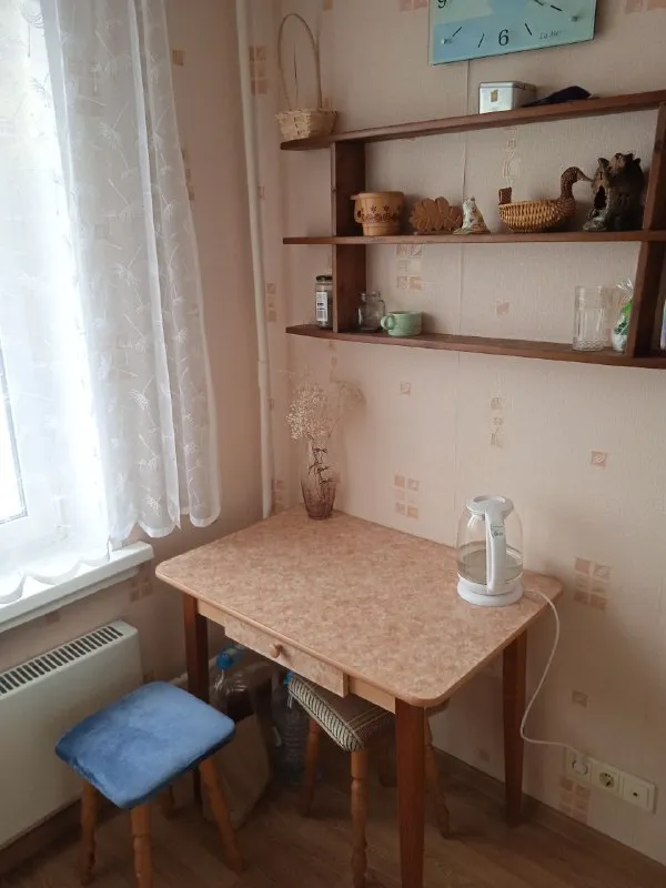 Комната
М. Кунцевская
Только для девушек!
Сдаётся изолированная комната для уважающей личное пространство платежеспособной девушки, без животных и вредных привычек на длительный срок в двухкомнатной квартире,
15 Минут пешком от метро кунцевская.
Цена: 25.000₽ + коммуналка и интернет (около 1500₽). Залог — 25.000₽ за последний месяц.
Комната небольшая, уютная. Окно выходит на солнечную сторону, в комнате светло и тепло.
Санузел раздельный, есть стиральная машинка.
В соседях - девушка 29 лет без вредных привычек. Хозяин лояльный, приходит раз в месяц за оплатой, в остальное время не беспокоит.
Квартира находится в хорошем районе с развитой инфраструктурой. В доме - вкусвилл и дикси. Есть все для комфортного проживания.
Комната сдаётся на длительный срок.
Писать: @ruadnak - фотография - 5