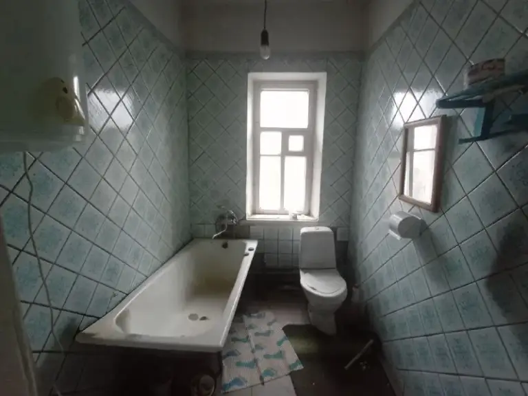 Продам дом в артемовском р-не, 6-й железнодорожный переулок. 66,5 кв. М.
Дом в пешей доступности от парка горького и военного госпиталя.
Земля -11,6 соток. Приватизирована.
На участке капитальный гараж и хоз постройки.
Дом из 4-ти комнат, требует косметического ремонта. Все коммуникации в доме. Окна деревянные. Котел газовый, бойлер. Комнаты смежно-изолированные, высокие потолки.

Документы рф и готовы к сделке.
Цена - 4 500 000 руб.
Тел. +7 959 115 28 65 - фотография - 5
