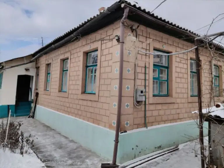 Продам дом в г луганск 64м², ул.2-я свердлова (район чапаева)дом в жилом состоянии, ухоженный без технических дефектов.
В доме 4комнаты, санузел, кухня. Участок приватизирован 4 сотки. На участке хоз постройки, летняя кухня.
Удобные подъездные пути. Документы готовы цена 4,5 млн.
+79591083015,+79888948506 - фотография - 1