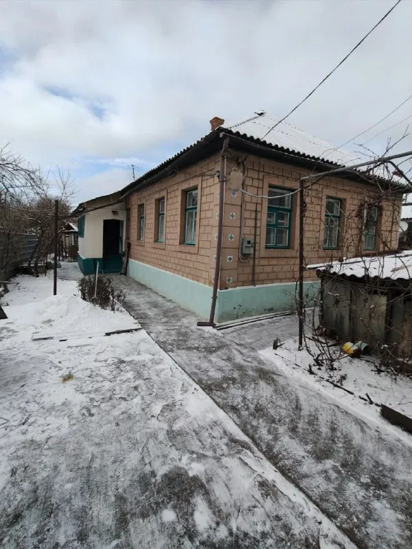 Продам дом в г луганск 64м², ул.2-я свердлова (район чапаева)дом в жилом состоянии, ухоженный без технических дефектов.
В доме 4комнаты, санузел, кухня. Участок приватизирован 4 сотки. На участке хоз постройки, летняя кухня.
Удобные подъездные пути. Документы готовы цена 4,5 млн.
+79591083015,+79888948506 - фотография - 2