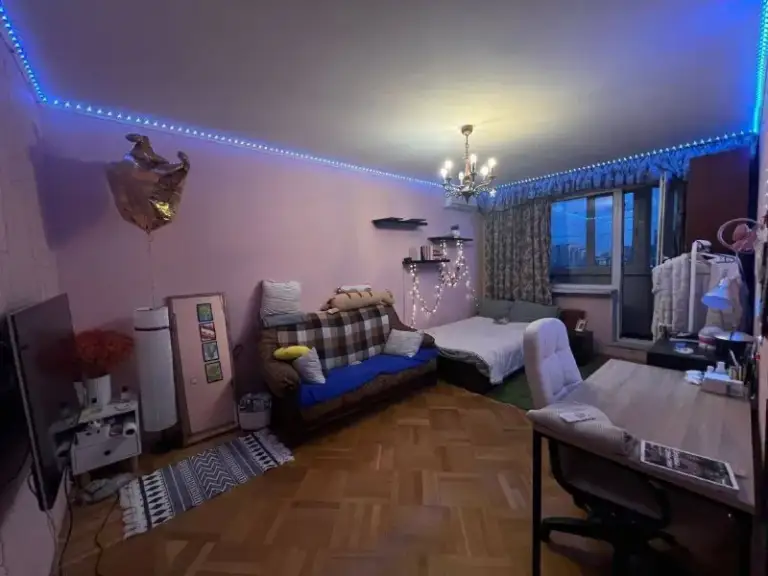 Комната🏙
М. Фонвизинская1️⃣

Сдается комната 18 м² с балконом для девушки в 3-х комнатной квартире. В двух других комнатах живут по одной девушке в каждой.   Все необходимое есть.

💳 Цена: 35.000₽, без залога и коммуналки.

3 Минуты пешком от станции м. Фонвизинская.

💌Telegram: @likialice - фотография - 3