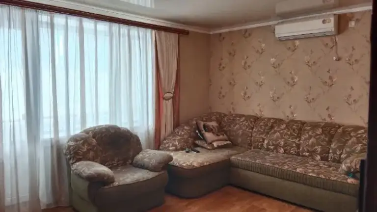 🔓В продаже 2х комнатная квартира с ремонтом🔓
📍Г. Лисичанск, ул. Докучаева д. 9а (р-н пенсионного )
Квадратура: 52м²📐
Этаж: 2-й, 2х этажного дома 🏢
Описание 📝
☀️Квартира с ремонтом🤗
☀️Продается с мебелью и техникой 🛋️🪑
.. . Am. Org/img/emoji/40/e29880.png')">☀️просторные, изолированные комнаты 💥

📍Хорошее месторасположение, все в пешей доступности: магазины, рынок, больница, школа, супермаркет, госучреждения 🚶‍♀
📝Документы готовы к продаже, собственник один🤝✅
💰 2 000 000 Руб торг уместен ✅
Осмотр и подробная информация📨💭:
📞  +79592322574 (Telegram, whatsapp, max) - фотография - 3