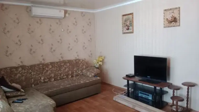 🔓В продаже 2х комнатная квартира с ремонтом🔓
📍Г. Лисичанск, ул. Докучаева д. 9а (р-н пенсионного )
Квадратура: 52м²📐
Этаж: 2-й, 2х этажного дома 🏢
Описание 📝
☀️Квартира с ремонтом🤗
☀️Продается с мебелью и техникой 🛋️🪑
.. . Am. Org/img/emoji/40/e29880.png')">☀️просторные, изолированные комнаты 💥

📍Хорошее месторасположение, все в пешей доступности: магазины, рынок, больница, школа, супермаркет, госучреждения 🚶‍♀
📝Документы готовы к продаже, собственник один🤝✅
💰 2 000 000 Руб торг уместен ✅
Осмотр и подробная информация📨💭:
📞  +79592322574 (Telegram, whatsapp, max) - фотография - 4