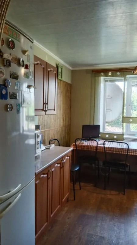 🔓В продаже 2х комнатная квартира с ремонтом🔓
📍Г. Лисичанск, ул. Докучаева д. 9а (р-н пенсионного )
Квадратура: 52м²📐
Этаж: 2-й, 2х этажного дома 🏢
Описание 📝
☀️Квартира с ремонтом🤗
☀️Продается с мебелью и техникой 🛋️🪑
.. . Am. Org/img/emoji/40/e29880.png')">☀️просторные, изолированные комнаты 💥

📍Хорошее месторасположение, все в пешей доступности: магазины, рынок, больница, школа, супермаркет, госучреждения 🚶‍♀
📝Документы готовы к продаже, собственник один🤝✅
💰 2 000 000 Руб торг уместен ✅
Осмотр и подробная информация📨💭:
📞  +79592322574 (Telegram, whatsapp, max) - фотография - 6