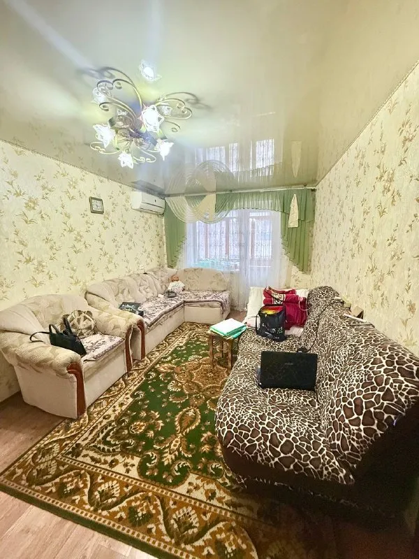 🏡 Продаётся 2‑комнатная квартира — кв. Жукова
📍 2/5 Этаж кирпичного дома | общая площадь 46 м² | кухня 6,7 м²
🚪Комнаты проходные,
🚿Совмещённый с/у,
🪟Окна — мп, балкон застеклён (столярка)
🪜Есть кладовая. ⚡️централизованное отопление, сплит‑система, бойлер.
Вся мебель и техника остаются — можно заехать и жить! 🛋️🔌
Чистый ухоженный подъезд, спокойный двор. Рядом — институт им. В. Даля, остановки общественного транспорта, детский сад и магазины.
Цена: 6 500 000 ₽ 💸 торг
Звоните для просмотра
📞 Екатерина +7‑959‑132‑07‑33
📞 Анастасия +7‑959‑128‑50‑18 - фотография - 2