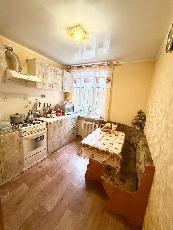 🏡 Продаётся 2‑комнатная квартира — кв. Жукова
📍 2/5 Этаж кирпичного дома | общая площадь 46 м² | кухня 6,7 м²
🚪Комнаты проходные,
🚿Совмещённый с/у,
🪟Окна — мп, балкон застеклён (столярка)
🪜Есть кладовая. ⚡️централизованное отопление, сплит‑система, бойлер.
Вся мебель и техника остаются — можно заехать и жить! 🛋️🔌
Чистый ухоженный подъезд, спокойный двор. Рядом — институт им. В. Даля, остановки общественного транспорта, детский сад и магазины.
Цена: 6 500 000 ₽ 💸 торг
Звоните для просмотра
📞 Екатерина +7‑959‑132‑07‑33
📞 Анастасия +7‑959‑128‑50‑18 - фотография - 5
