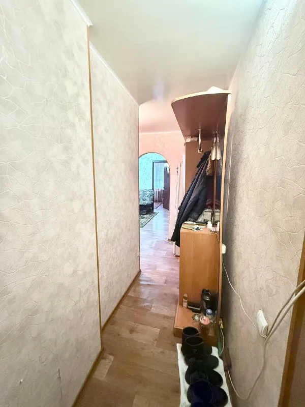 🏡 Продаётся 2‑комнатная квартира — кв. Жукова
📍 2/5 Этаж кирпичного дома | общая площадь 46 м² | кухня 6,7 м²
🚪Комнаты проходные,
🚿Совмещённый с/у,
🪟Окна — мп, балкон застеклён (столярка)
🪜Есть кладовая. ⚡️централизованное отопление, сплит‑система, бойлер.
Вся мебель и техника остаются — можно заехать и жить! 🛋️🔌
Чистый ухоженный подъезд, спокойный двор. Рядом — институт им. В. Даля, остановки общественного транспорта, детский сад и магазины.
Цена: 6 500 000 ₽ 💸 торг
Звоните для просмотра
📞 Екатерина +7‑959‑132‑07‑33
📞 Анастасия +7‑959‑128‑50‑18 - фотография - 7