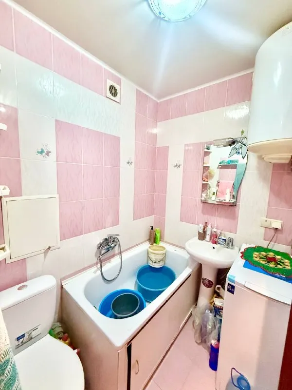 🏡 Продаётся 2‑комнатная квартира — кв. Жукова
📍 2/5 Этаж кирпичного дома | общая площадь 46 м² | кухня 6,7 м²
🚪Комнаты проходные,
🚿Совмещённый с/у,
🪟Окна — мп, балкон застеклён (столярка)
🪜Есть кладовая. ⚡️централизованное отопление, сплит‑система, бойлер.
Вся мебель и техника остаются — можно заехать и жить! 🛋️🔌
Чистый ухоженный подъезд, спокойный двор. Рядом — институт им. В. Даля, остановки общественного транспорта, детский сад и магазины.
Цена: 6 500 000 ₽ 💸 торг
Звоните для просмотра
📞 Екатерина +7‑959‑132‑07‑33
📞 Анастасия +7‑959‑128‑50‑18 - фотография - 9