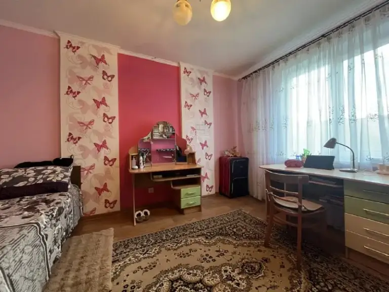 ⚡️Продам 2 к квартиру в артемовском р-н. Кв. Героев сталинграда⚡️
📌Уютная, теплая квартира, в жилом состоянии на 2 этаже 9-и этажного дома
📌Удачное расположение дома, закрытый, не проездной двор с детской площадкой
📌Великолепная инфраструктура на квартале, см, аптеки, школы и садики
📌В шаговой доступности открывается новый тц, максимально удобная транспортная развязка.
📌Квартира продается с мебелью и бытовой техникой (кондиционер, стиральная машинка, холодильник)
📌Все коммуникации в исправном состоянии, окна м/п, разводка воды -пластик.
📌Сделаны натяжные потолки: зал, коридор, кухня
📌Прописанных и долгов по коммунальным платежам нет.
📌Документы рф, быстрый выход на сделку.

💎💎💎💎 Цена 5 900 000р. 💎💎💎💎💎

☎️ +7 959 115 28 65 - фотография - 2
