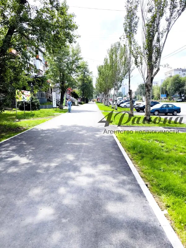 🍀Продам 2х комнатную квартиру кв. Солнечный д.2
❗️Дом кирпичный
❗️Общая площадь 45,6 кв. М. , кухня 6,6 кв. М.
Этаж 5/5-эт.
❗️Крыша капитальный ремонт осень 2025 года(с заменой балок и обрешеток)
Окна в подъезде поменяны. Планируется ремонт подъезда 26-27 г
Квартира в жилом состоянии. Требуется косметика.
❗️Отличная развитая инфраструктура. Рядом в пешей доступности есть все необходимое: школа, университет, д/сады, магазины, остановки транспорта, супермаркет, рынок, гаражный кооператив, кафе, банк и т. Д.
❗️Собственник один- гражданин рф. Документы готовы. Прописанных нет.
✅Ц. 3 млн. Руб.
📞Т. +79591448144. - фотография - 8