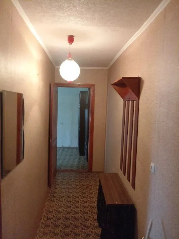 Продается 2-х комнатная квартира в центре луганска, площадью 42,2 кв м р-н городок щорса. 2 жилые изолированные комнаты. Хорошая планировка. Общая площадь 42,2 кв. М, жилая 24,8 кв. М. Санузел совмещенный. Холодная и горячая вода (газовая колонка). Этаж 4 из 5. В шаговой доступности детский сад и школа. Хорошая транспортная развязка. Рядом парк после реконструкции. Магазины, аптеки все рядом. “спар” у входа в подъезд. В шаговой доступности театр “на оборонной” (бывший “украинский драматический теарт”), стадион “авангард”, ярморочная площадь, бассейн “юность”. Продается со всей мебелью и техникой (телевизор, кондиционер, холодильник, стиральная машина, микроволновая печь). Есть балкон. Окна выходят во внутренний двор. Тихий спальный район, идеален для спокойной семейной жизни.
Все документы готовы к сделке!
Продажа от собственника!
Цена 4900000
Риелторам и агентствам просьба не беспокоить
Тел. +7 959 138-32-86
+7 938 156-44-75 - фотография - 1