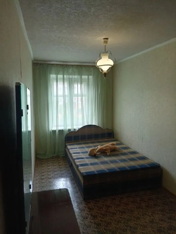 Продается 2-х комнатная квартира в центре луганска, площадью 42,2 кв м р-н городок щорса. 2 жилые изолированные комнаты. Хорошая планировка. Общая площадь 42,2 кв. М, жилая 24,8 кв. М. Санузел совмещенный. Холодная и горячая вода (газовая колонка). Этаж 4 из 5. В шаговой доступности детский сад и школа. Хорошая транспортная развязка. Рядом парк после реконструкции. Магазины, аптеки все рядом. “спар” у входа в подъезд. В шаговой доступности театр “на оборонной” (бывший “украинский драматический теарт”), стадион “авангард”, ярморочная площадь, бассейн “юность”. Продается со всей мебелью и техникой (телевизор, кондиционер, холодильник, стиральная машина, микроволновая печь). Есть балкон. Окна выходят во внутренний двор. Тихий спальный район, идеален для спокойной семейной жизни.
Все документы готовы к сделке!
Продажа от собственника!
Цена 4900000
Риелторам и агентствам просьба не беспокоить
Тел. +7 959 138-32-86
+7 938 156-44-75 - фотография - 2