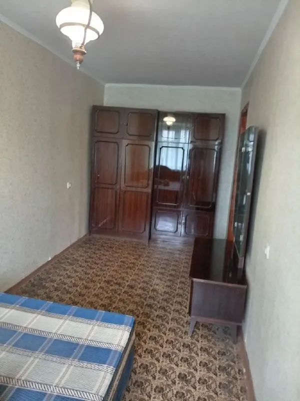Продается 2-х комнатная квартира в центре луганска, площадью 42,2 кв м р-н городок щорса. 2 жилые изолированные комнаты. Хорошая планировка. Общая площадь 42,2 кв. М, жилая 24,8 кв. М. Санузел совмещенный. Холодная и горячая вода (газовая колонка). Этаж 4 из 5. В шаговой доступности детский сад и школа. Хорошая транспортная развязка. Рядом парк после реконструкции. Магазины, аптеки все рядом. “спар” у входа в подъезд. В шаговой доступности театр “на оборонной” (бывший “украинский драматический теарт”), стадион “авангард”, ярморочная площадь, бассейн “юность”. Продается со всей мебелью и техникой (телевизор, кондиционер, холодильник, стиральная машина, микроволновая печь). Есть балкон. Окна выходят во внутренний двор. Тихий спальный район, идеален для спокойной семейной жизни.
Все документы готовы к сделке!
Продажа от собственника!
Цена 4900000
Риелторам и агентствам просьба не беспокоить
Тел. +7 959 138-32-86
+7 938 156-44-75 - фотография - 3