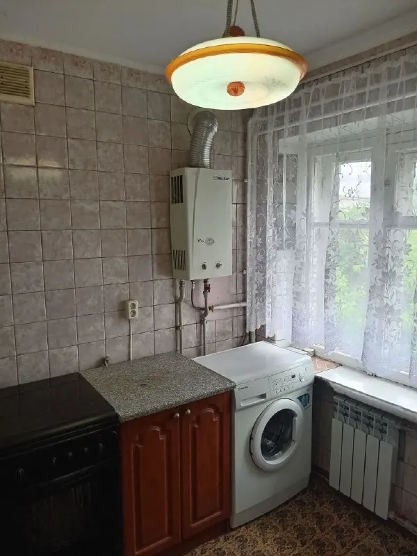 Продается 2-х комнатная квартира в центре луганска, площадью 42,2 кв м р-н городок щорса. 2 жилые изолированные комнаты. Хорошая планировка. Общая площадь 42,2 кв. М, жилая 24,8 кв. М. Санузел совмещенный. Холодная и горячая вода (газовая колонка). Этаж 4 из 5. В шаговой доступности детский сад и школа. Хорошая транспортная развязка. Рядом парк после реконструкции. Магазины, аптеки все рядом. “спар” у входа в подъезд. В шаговой доступности театр “на оборонной” (бывший “украинский драматический теарт”), стадион “авангард”, ярморочная площадь, бассейн “юность”. Продается со всей мебелью и техникой (телевизор, кондиционер, холодильник, стиральная машина, микроволновая печь). Есть балкон. Окна выходят во внутренний двор. Тихий спальный район, идеален для спокойной семейной жизни.
Все документы готовы к сделке!
Продажа от собственника!
Цена 4900000
Риелторам и агентствам просьба не беспокоить
Тел. +7 959 138-32-86
+7 938 156-44-75 - фотография - 4