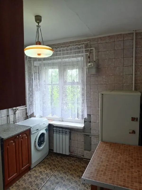 Продается 2-х комнатная квартира в центре луганска, площадью 42,2 кв м р-н городок щорса. 2 жилые изолированные комнаты. Хорошая планировка. Общая площадь 42,2 кв. М, жилая 24,8 кв. М. Санузел совмещенный. Холодная и горячая вода (газовая колонка). Этаж 4 из 5. В шаговой доступности детский сад и школа. Хорошая транспортная развязка. Рядом парк после реконструкции. Магазины, аптеки все рядом. “спар” у входа в подъезд. В шаговой доступности театр “на оборонной” (бывший “украинский драматический теарт”), стадион “авангард”, ярморочная площадь, бассейн “юность”. Продается со всей мебелью и техникой (телевизор, кондиционер, холодильник, стиральная машина, микроволновая печь). Есть балкон. Окна выходят во внутренний двор. Тихий спальный район, идеален для спокойной семейной жизни.
Все документы готовы к сделке!
Продажа от собственника!
Цена 4900000
Риелторам и агентствам просьба не беспокоить
Тел. +7 959 138-32-86
+7 938 156-44-75 - фотография - 5
