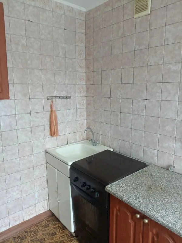 Продается 2-х комнатная квартира в центре луганска, площадью 42,2 кв м р-н городок щорса. 2 жилые изолированные комнаты. Хорошая планировка. Общая площадь 42,2 кв. М, жилая 24,8 кв. М. Санузел совмещенный. Холодная и горячая вода (газовая колонка). Этаж 4 из 5. В шаговой доступности детский сад и школа. Хорошая транспортная развязка. Рядом парк после реконструкции. Магазины, аптеки все рядом. “спар” у входа в подъезд. В шаговой доступности театр “на оборонной” (бывший “украинский драматический теарт”), стадион “авангард”, ярморочная площадь, бассейн “юность”. Продается со всей мебелью и техникой (телевизор, кондиционер, холодильник, стиральная машина, микроволновая печь). Есть балкон. Окна выходят во внутренний двор. Тихий спальный район, идеален для спокойной семейной жизни.
Все документы готовы к сделке!
Продажа от собственника!
Цена 4900000
Риелторам и агентствам просьба не беспокоить
Тел. +7 959 138-32-86
+7 938 156-44-75 - фотография - 6